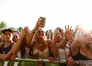 Festivalpublik med mobiler